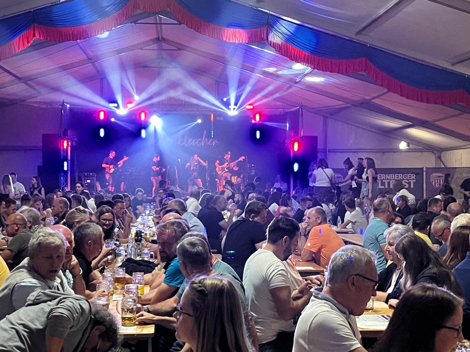 Große Veranstaltung mit Bühne, Licht und Live-Musik
